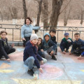 В честь юбилея любимого города ученики начальной школы приняли активное участие в конкурсе рисунков на асфальте.