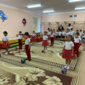 И конечно по традиции было закрытие недели физкультурно-оздоровительной грамотности. Дети тацевали и физические инструкторы торжественно папирус грамотности передали красавице Айсулу. 
