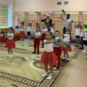 И конечно по традиции было закрытие недели физкультурно-оздоровительной грамотности. Дети тацевали и физические инструкторы торжественно папирус грамотности передали красавице Айсулу. 