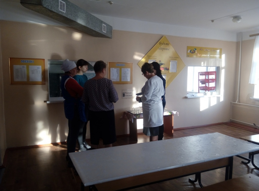 Ежемесячно в школе проводятся бракеражные комиссии, в состав которых входят члены администрации, медицинский работник, председатель профсоюзного комитета, социальный педагог, председатель попечительского совета.