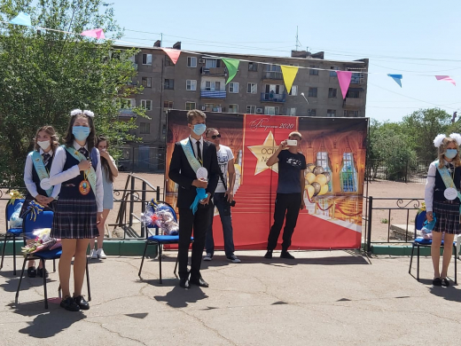 В этом учебном году общеобразовательную среднюю школу №10 города Балхаш окончил 31 выпускник.
