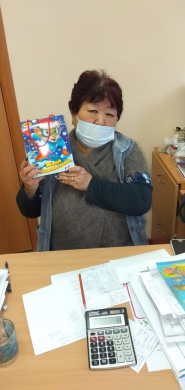 В преддверии Нового года горкомом образования и науки города Балхаш были выделены школам города новогодние подарки.