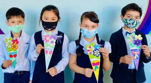 К Международному дню 8 марта ученики КГУ ОШ № 4 г. Балхаш поздравляли своих мам и бабушек открытками собственного произведения и заняли призовые места во Дворце школьников.