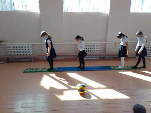 12 апреля 2021 года в КГУ «ОШ № 4» в рамках общенационального марафона «30 добрых дел» проводились релакс минутки «Массажные тропы» с целью повышении у детей желания в сохранении и укреплении здоровья, а также для развития творческого мышления с использов