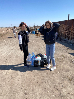 14.04.2021 г. школьный парламент по фракции «Забота» Кузьменко Владислава и Малик Аруана оказала помощь приюту ЧиП в виде питьевой воды и еды.