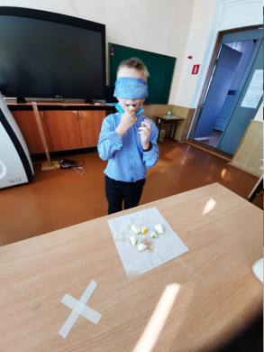 Согласно плану Учебно-методического центра Карагандинской области, в рамках проекта «Зейiн» учителем начальных классов Гуренко В.В. с учащимися 4-х классов было проведено познавательное мероприятие «Первые мини-опыты. Шаги в науку»