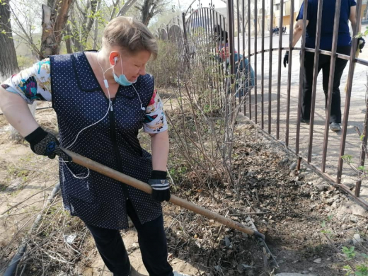 В рамках общереспубликанской Недели экологического образования педагогический коллектив и техперсонал школы вышли на уборку территории.