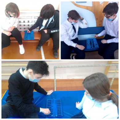 15 февраля 2022 года для учащихся 7-8 классов в КГУ «ОШ №4» города Балхаш в рамках недели «Национальные игры - историческое наследие» проводился час игры «Интеллектуальные  казахские игры. Тогыз кумалак».  Целью мероприятия стало сохранение исконных тради