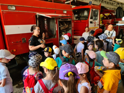 Продолжая тему безопасности, юные жители нашего Солнцеграда посетили пожарную часть.