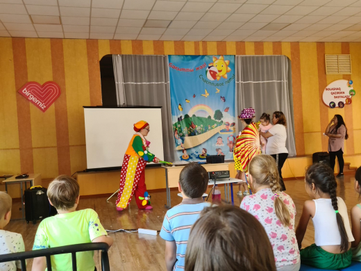 Сіз театрды жақсы көресіз бе? Би билеу, ойнау, сабын көпіршіктері жарылып, ғажайыпқа сену керек пе?