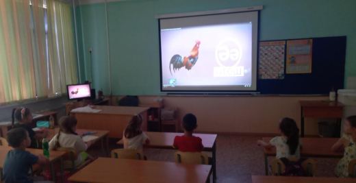 18.08.2022 оқушылар қазақ тілі сабағында қазақ әліпбиімен танысты.  Дыбыстарды дұрыс айту жаттығуларын жасады.