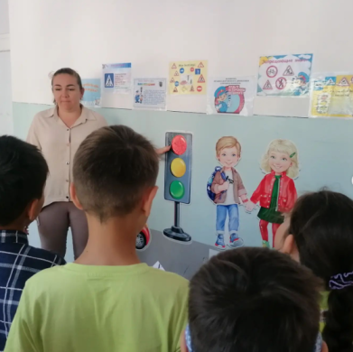 Так же сегодня 12 июня под руководством воспитателя Ольги Владимировны были проведены и повторены правила дорожного движения учащихся.