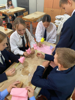 В КГУ «ОШ№ 4» г.Балхаш школьный парламент готовиться к дню учителя и фракция «Культура и искусство» сделала тюльпаны своими руками чтобы встечать учителей с пиятным призентом в виде тюльпанов.