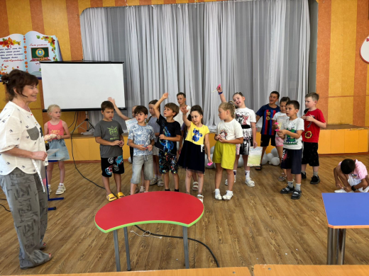 Мектеп жанындағы лагерьдегі интеллектуалды шайқас: «Мен интеллектуалмын!» 