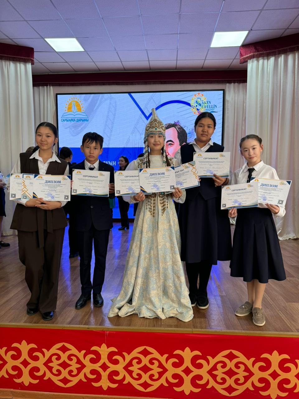 10 октября на региональном открытом конкурсе «Сакенские чтения», организованном региональным научно-практическим центром дополнительного образования детей «Сарярка Дарыны» в гимназии № 92 Караганды, учащиеся нашей школы: Камалова Айзере заняла 1-е место в