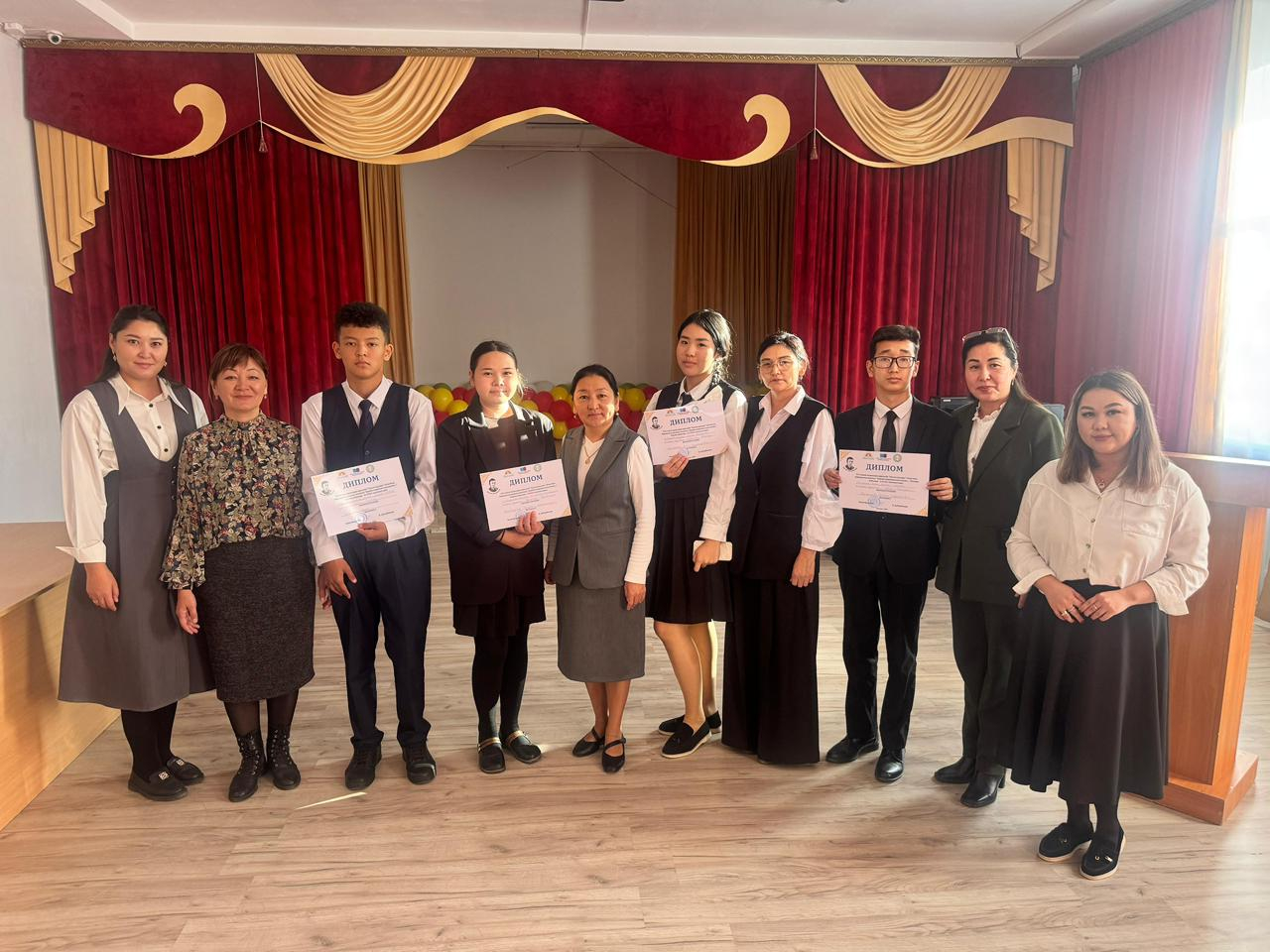 Сегодня, 10 октября, на городских «Каымских чтениях» Куанышбек Нурайлым, ученик нашей школы-гимназии, занял 1-е место в 3-й номинации «Я подарю вам стихотворение из своей жизни…» и отправился в регион.