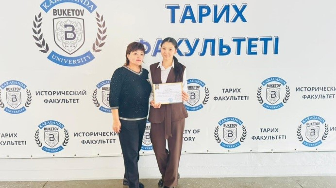 14 ноября в Карагандинском Национальном исследовательском университете имени академика Е. А. Букетова прошел региональный конкурс видеороликов «Тарих тағылымы», посвященный Дню Республики и 35-летию Декларации о суверенитете.  По направлению конкурса «мес