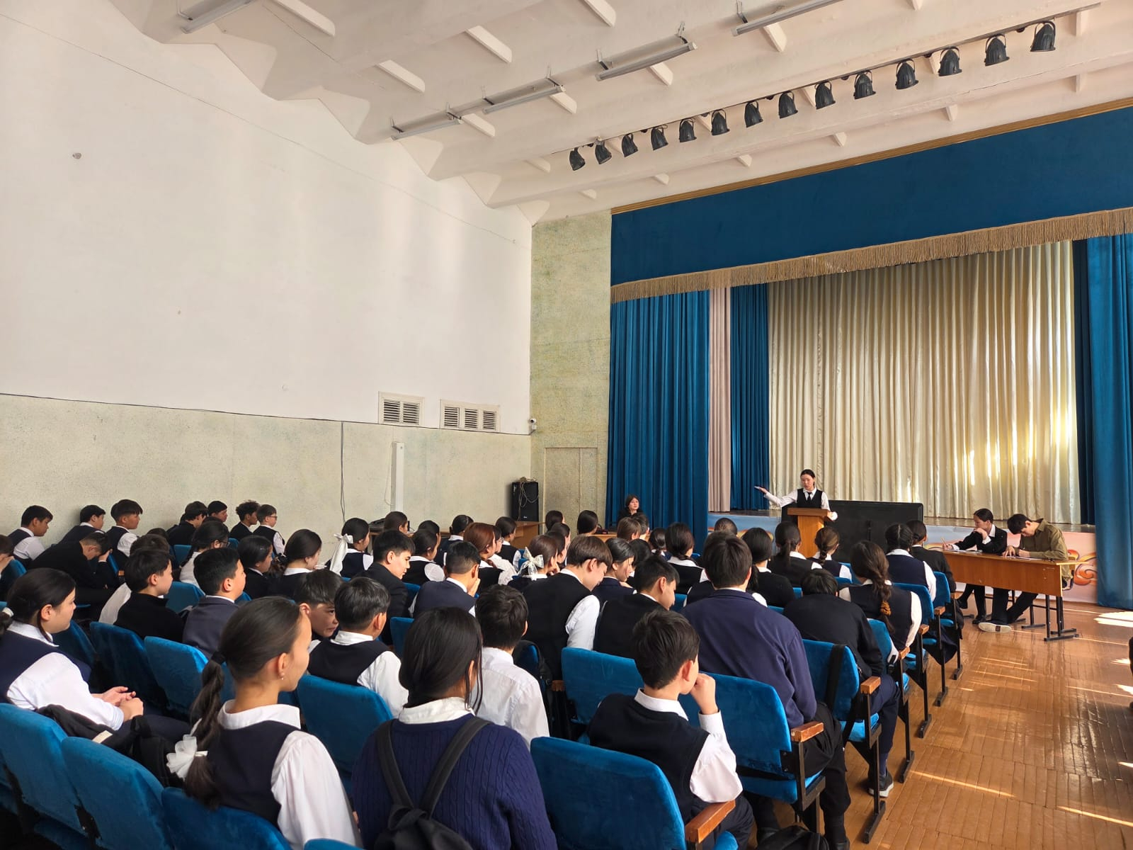 Участники дебатов провели дебаты на тему 