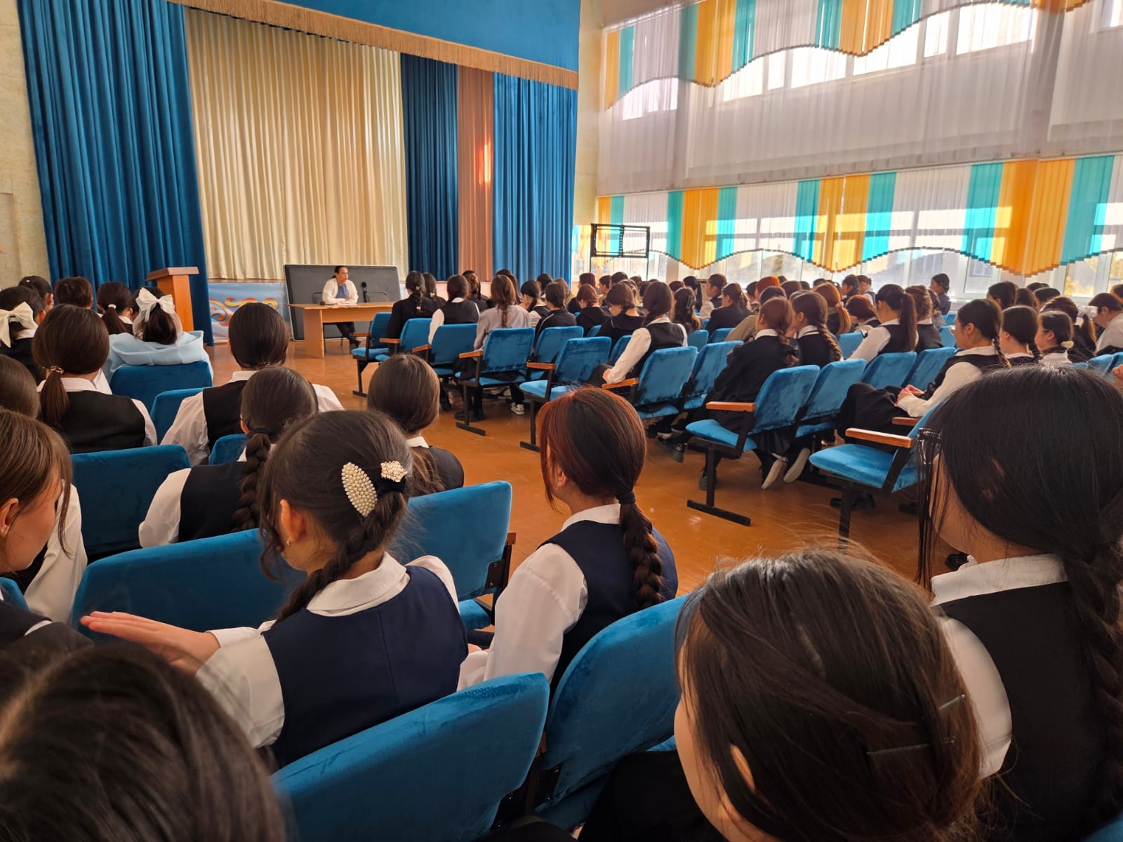 Встречи со специальными специалистами по профилактическим мерам, лекционные занятия