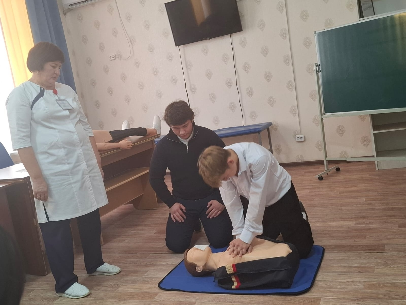 С целью обучения школьников базовым навыкам спасения жизни и снятия психологического барьера перед оказанием помощи, 22.09.2026 года на базе КГП «Многопрофильной больницы г.Балхаш» для учащихся 9-11 классов был проведен интерактивный тренинг «Сердечно-лег