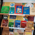 Ко дню языков народов Казахстана в библиотеке школы была оформлена книжная выставка «  Тіл - достық көпірі - Язык - мост дружбы»