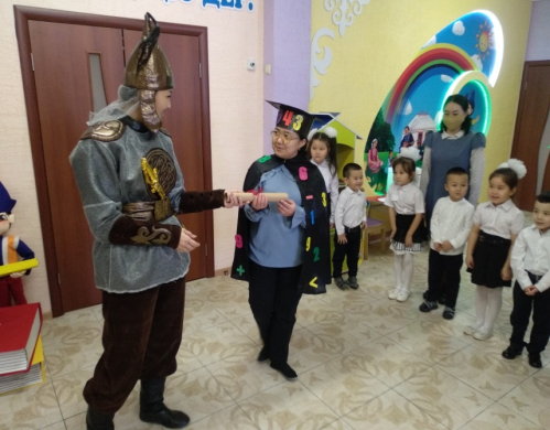 М. Алимбаев, Ы.Алтынсарин завершили неделю и Алпамыс попрощался с детьми, передав хэштег следующей недели на папирусе. Неделя прошла очень интересно и увлекательно.