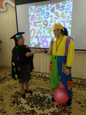 The Queen of Mathematics awarded the children and passed on the physical education instructor to the hashtag of the next week of physical education.