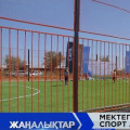 На школьном дворе открылась новая спортивная площадка.