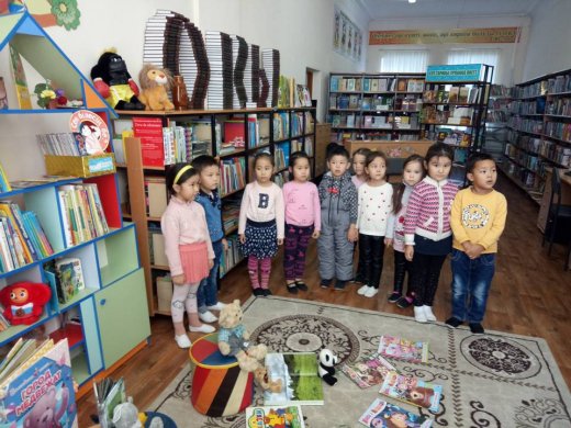 15 ноября дети из старшей «Қызғалдақ» детского сада «Жулдыз»  посетили детскую библиотеку имени А. Гайдара для захватывающего и увлекательного путешествия в мир сказок.