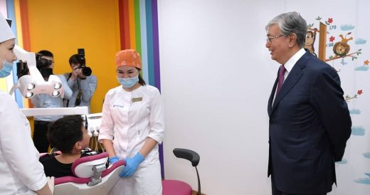 Қазақстан Президенті Қасым-Жомарт Тоқаев Орал қаласында биыл ашылған «Uniserv medical center» көпсалалы медицина орталығын аралап көрді.