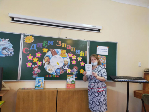 Первое сентябрьское утро несёт с собой что-то новое, ведя учащихся по неизведанным дорогам знаний.