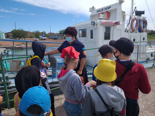 Көңілді ғаламшардағы ақылды және ақылды адамдар күні.