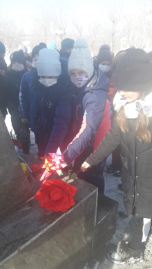 15 ақпан күні 4Б және 4В сынып оқушылары жауынгер-интернационалистерге арналған ескерткішке экскурсия-сабақ өткізді.