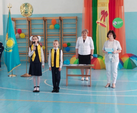 25 мая ученики начальной школы собрались на торжественную линейку, посвящённую завершению 2021-2022 учебного года.