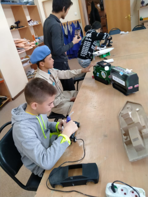 Сегодня 01.11.2022 года во Дворце школьников состоялось соревнование среди учащихся 2-9 классов на тему: “Первый шаг к великому изобретению”, который включал категории  автомоделирование, судомоделирование и авиамоделирование.