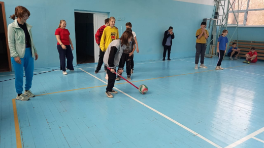 С целью наполнить досуг учащихся в каникулярное время полезными ,позитивными энергиями для учащихся 6-х классов ОШ №10 сегодня 01.11.2022 года была организована и проведена спортивная эстафета,, Веселые старты”