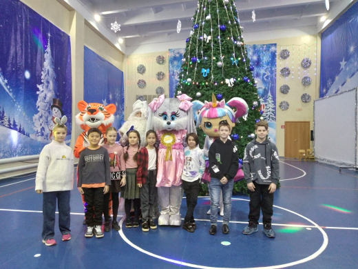 Сегодня, 04.01.2023 в 10.00 часов ДШ собрал детей 4-ых классов нашей школы на новогодний праздник.