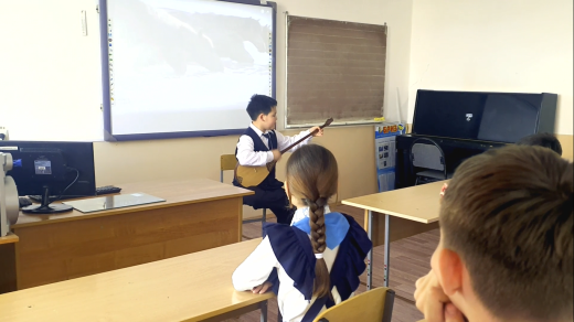 5 - сынып оқушысы Алим Кульчуков өз сыныптастарын қазақ халқының музыканттары - күйші Құрманғазы Сағырбайұлы мен Дәулеткерейдің шығармашылығымен таныстырды.