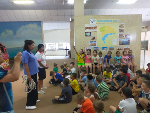 9 маусымда «Super Stars» мектеп жанындағы лагерінің демалушылары үшін қалалық өлкетану мұражайына экскурсия ұйымдастырылды, онда балаларға Жер планетасында адамзаттың пайда болу тарихы айтылды, ғылыммен археология және әртүрлі уақыттағы археологиялық қазб