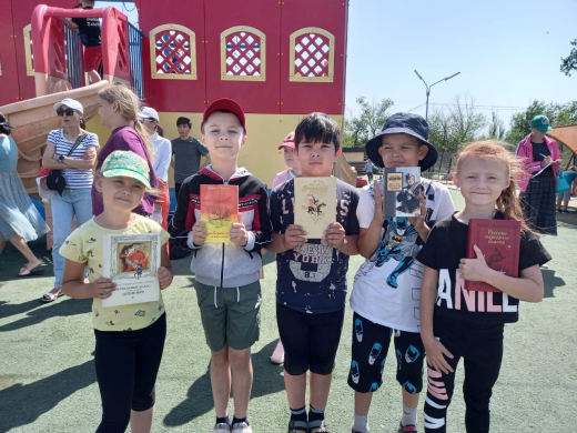 14 маусымда «Super Stars» мектеп жанындағы лагеріне қалалық кітапханалардың қызметкерлері дайындаған және өткізген ойын-сауық бағдарламасына қатысты. Балалармен түрлі ойындар мен байқаулар өткізілді.