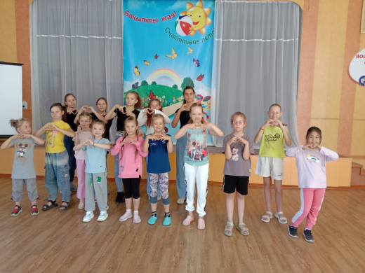 26 маусымда «Super Stars» мектеп жанындағы лагерінде стартинейгер-ойын би бағдарламасы өткізілді, онда балаларға түрлі би композициялары ұсынылды: орыс халық биі, қамажай, квадриль және вальс - ал балаларға оларды атауға және билеуге тура келді. 