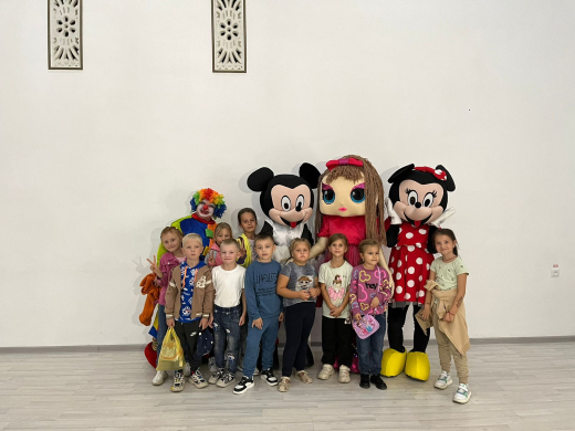 В субботу 09.09 вместе с классным руководителем Карабековой Р.Т первоклассникам посчастливилось побывать на спектакле во дворце культуры.