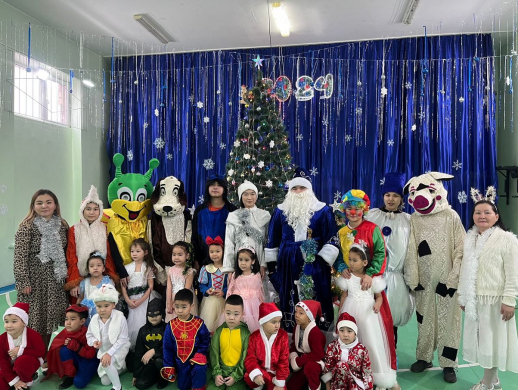 В КГУ “общеобразовательная школа№5” отдела образования г. Балхаш 27.12.2023 день прошел в формате “Төрлет,Жаңа жыл!” прошел утренник для учащихся 0-4 классов.