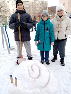 В чудесный зимний день 5 января 2024 года  двор Дворца школьников превратился в сказочную площадку забавных снежных фигур.