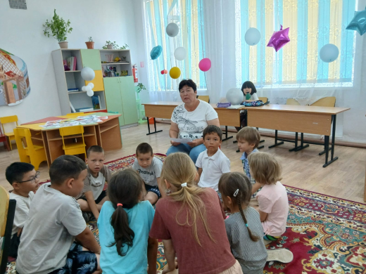 Сегодня на пришкольной площадке прошёл увлекательный день, наполненный познавательными и развлекательными играми.