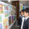 In the foyer of the school organized an exhibition of children's works on the theme 