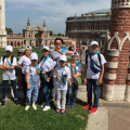 Сегодня второй день пребывания наших детей в Москве. Ребята вместе с педагогами и гидом отправились в увлекательную экскурсию в бывшую царскую загородную резиденцию Царицыно – любимое детище Екатерины II, единственный в мире дворцовый комплекс, возведенны