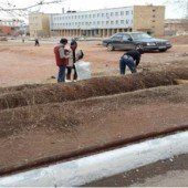 9 апреля в школе – лицей технические персоналы и  воспитатели мини- центра «Таңшуақ»  участвовали в наведении порядка по установленным территориям