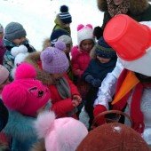 Снеговик угощает детей конфетами