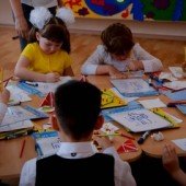 Дети выполняют графическое задание на игровизорах Воскобовича